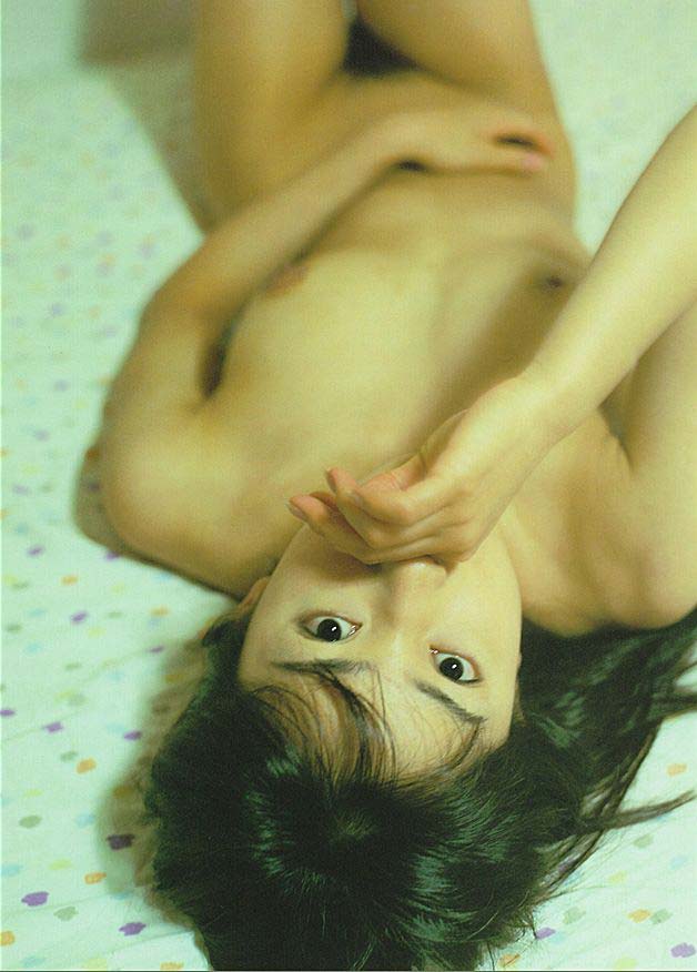 菅野美穂の乳首ポロリしたヌードエロ画像や胸チラ