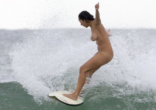 サーフィン全裸のおっぱいエロ画像