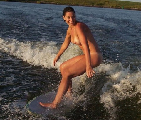 サーフィン全裸のパンモロエロ画像