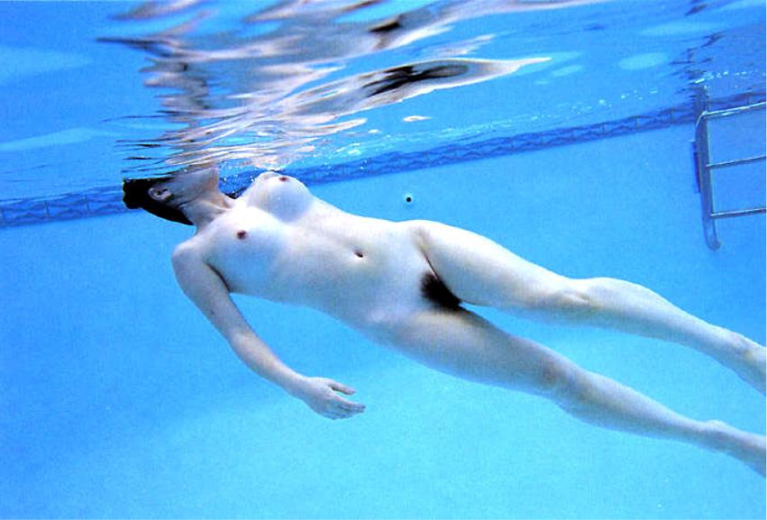 全裸水泳のエロおっぱい画像