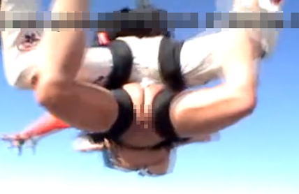 スカイダイビング全裸抜けるハプニングエロ画像