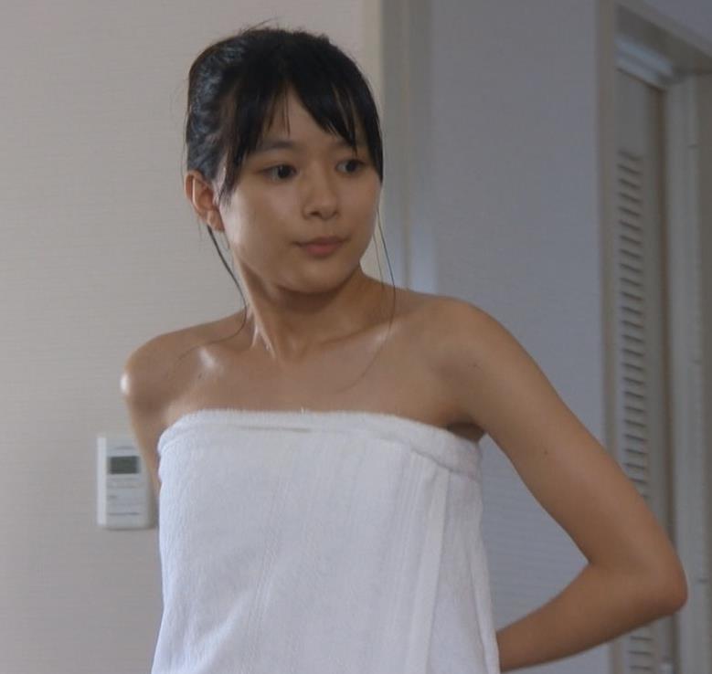 芳根京子の巨乳で胸チラエロ画像