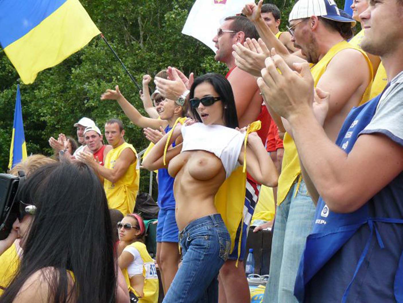 サッカーサポーターのワールドカップ巨乳乳首ポロリ